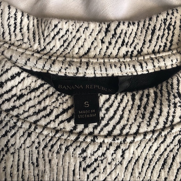 Banana Republic Black & Gray Textured Sweatshirt - Picture 2 of 6